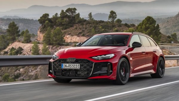 Кога: лято 2026
Новият Audi RS5 не замества купето RS5, а старото комби RS4. Само че можете да го получите и като нисък лифтбек седан, подобно на стария RS5 Sportback. Както винаги с гамата на Audi в последното десетилетие, малко е сложно за ориентиране. Това, което не е сложно, са могъщите 630 к.с. от plug-in хибридна система, базирана на актуализирана версия на 2.9-литровия битурбо V6 на предишния автомобил. Максималната мощност е с над 100 к.с. повече от BMW M3 Competition. От друга страна, RS5 не е и точно лек, с тегло над 2.3 тона без шофьора. 
